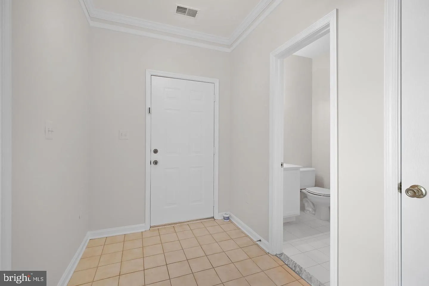 3 bed, 3.5 bath, 1372 sqft, $2,700 — Photo 3