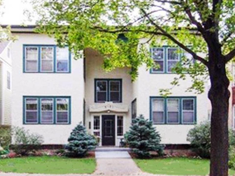 TOP FLOOR UNIT WITH BEAUTIFUL HARDWOOD, SOUTH-FACING WINDOWS, AND GREAT SOUTHERN LIGHT. (UPPER RIGHT UNIT)