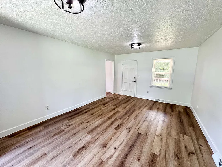 104 Caron Ln — Photo 5