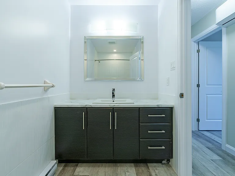 889 Chestnut Cres — Photo 15
