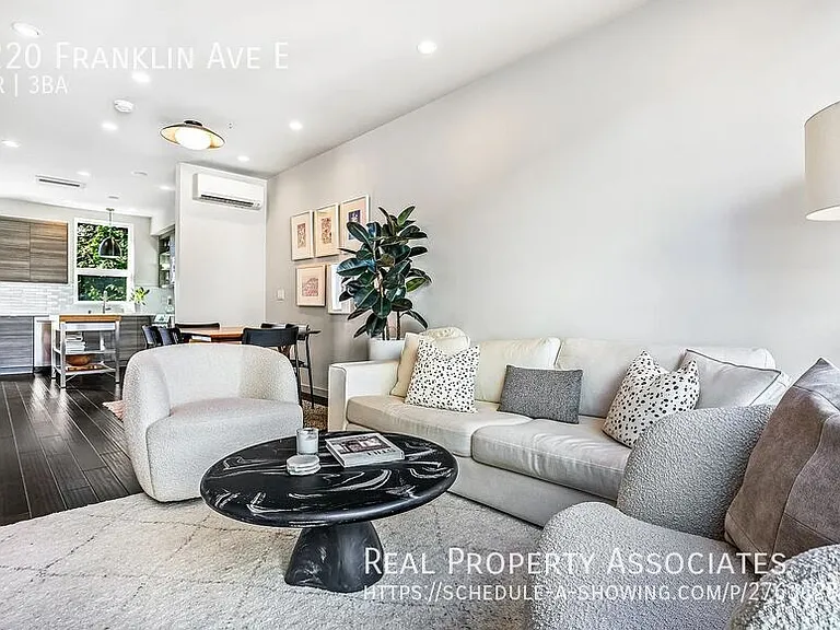 3220 Franklin Ave E — Photo 3
