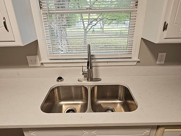 3rd image of 523 Edgewood Dr