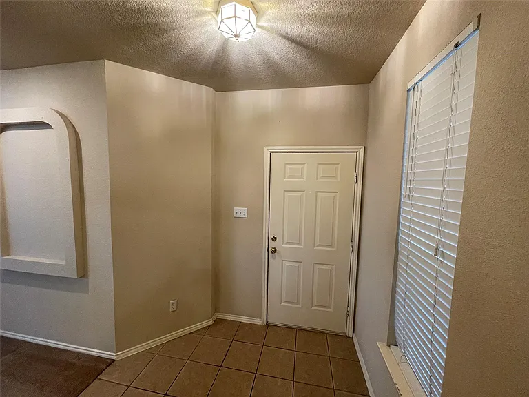 1211 Peyton Pl — Photo 3