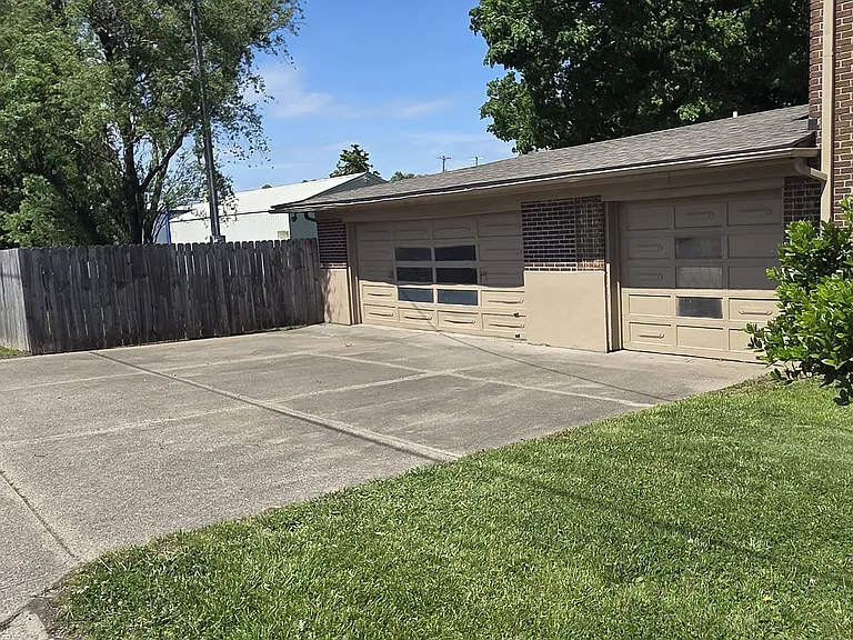 2201 Bashford Manor Ln — Photo 3