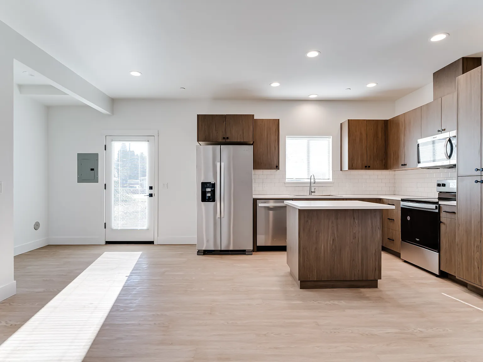 1 bed, 1.5 bath, 940 sqft, $1,649 — Photo 2
