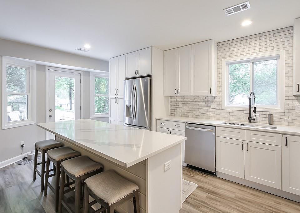 1st image of 200 Saddle Horn Cir