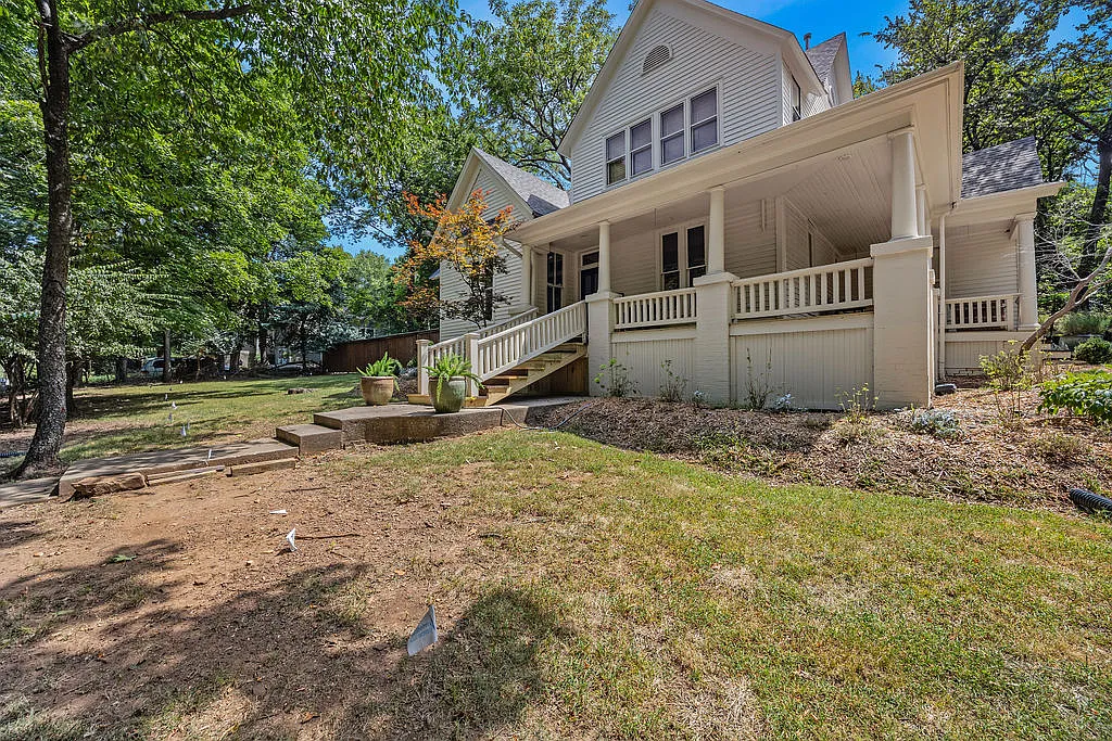 3 bed, 2500 sqft, $3,600 — Photo 2