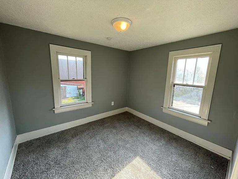 1300 Grant St — Photo 16