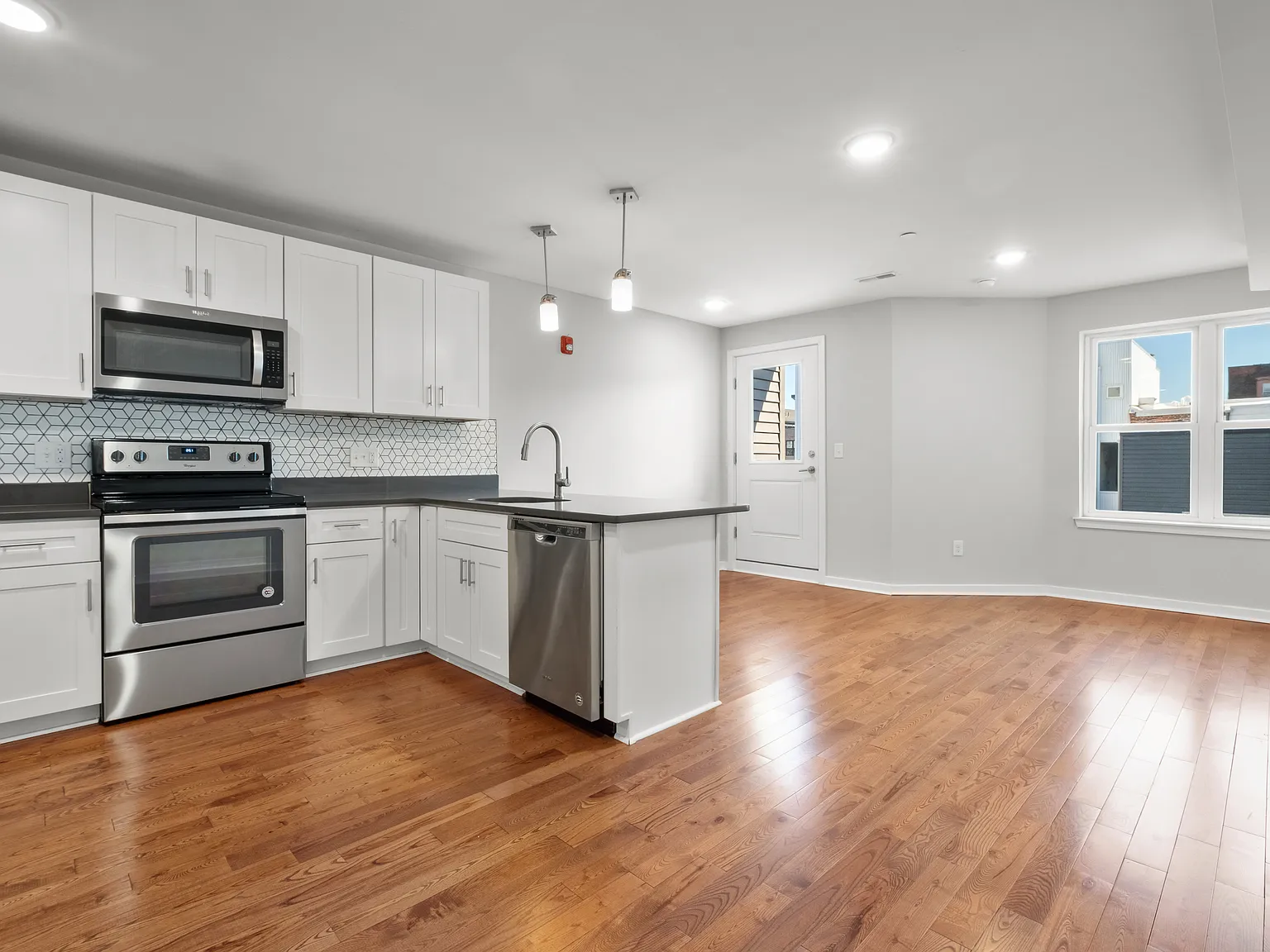 2 bed, 1650 sqft, $2,395 — Photo 3