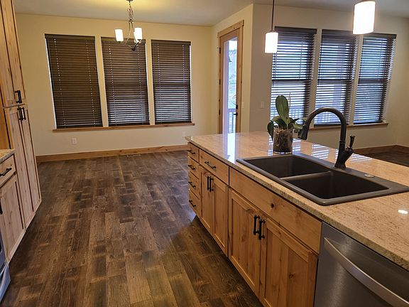 3rd image of 189 Redstone Dr