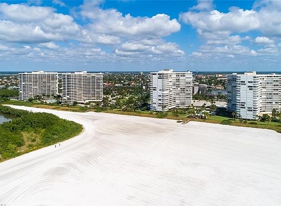 2nd image of 320 Seaview Ct #2-609