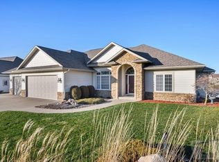 1008 Edgewater Dr, Pella, IA 50219