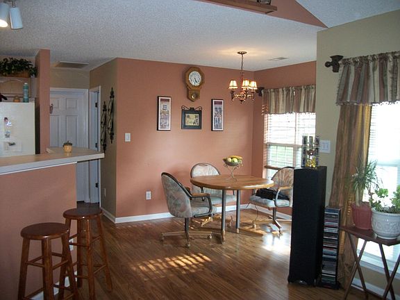 Breakfast area with a Breakfast Bar.