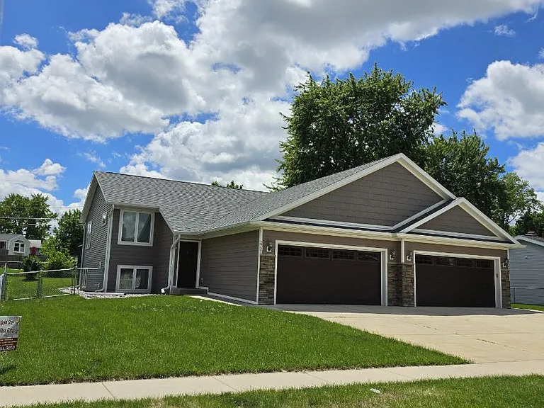 2721 Kellogg Ave — Photo 1
