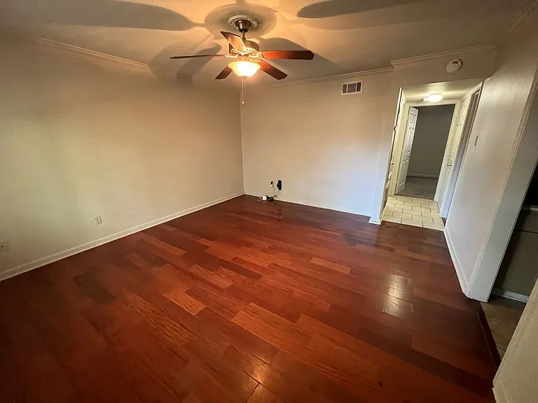 902 Park Ln — Photo 1