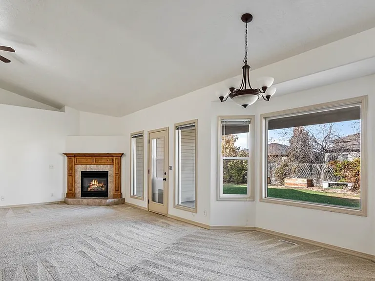 1886 W Bellagio Dr — Photo 4