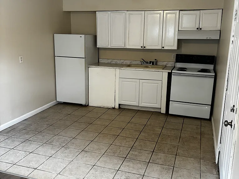 1434 Saint Andrew St #12 — Photo 5
