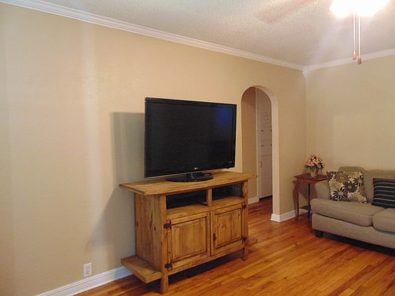 Living room
Hardwood floors