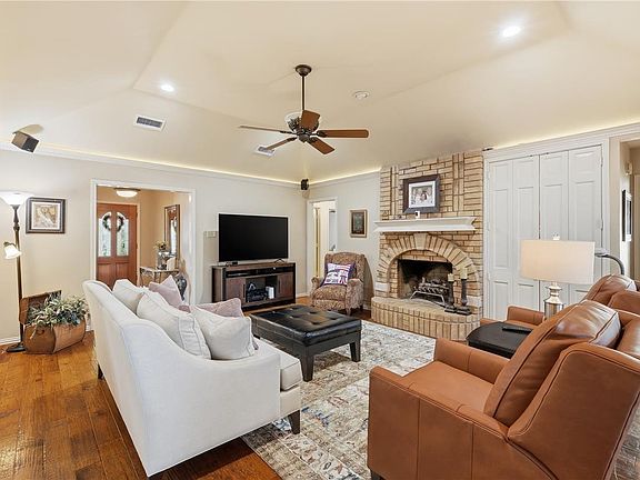 5th image of 325 Marseille Dr