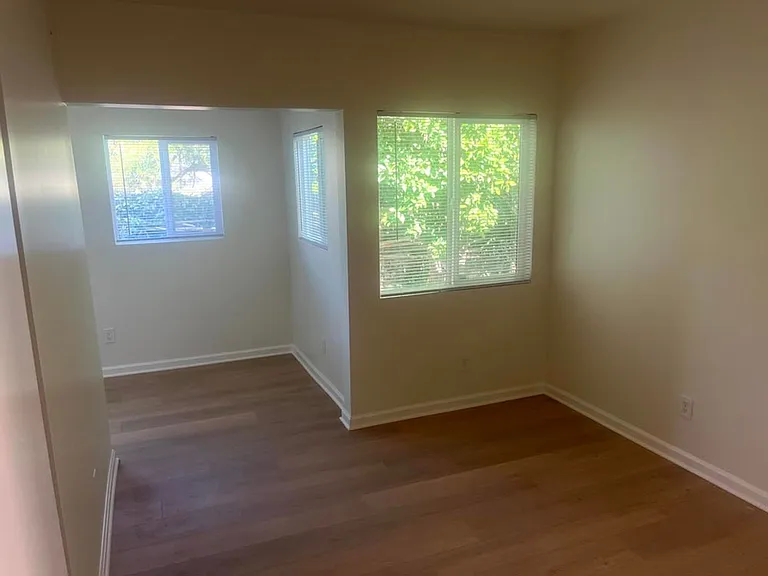 5724 & 5726 Lemona Ave — Photo 10