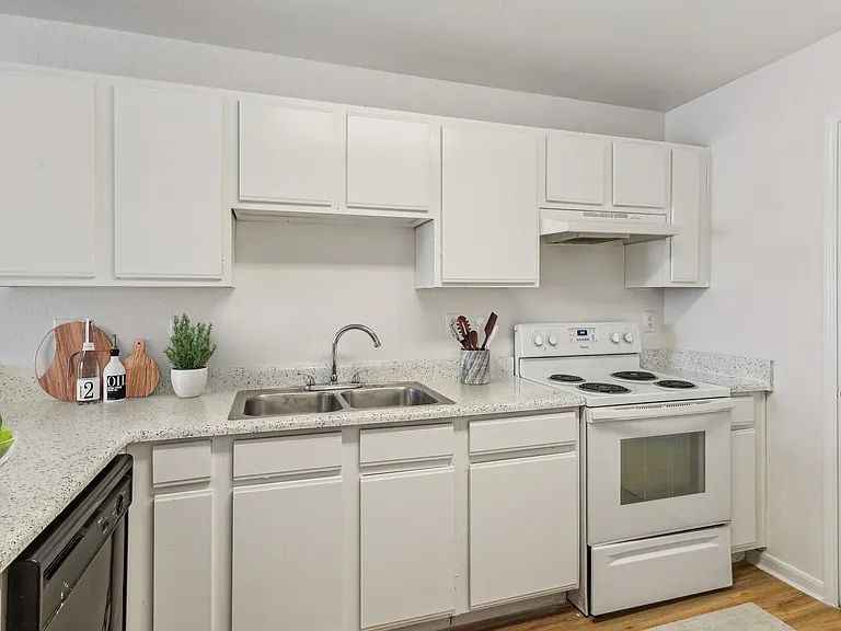 Las Villas De Leon Apartments — Photo 24