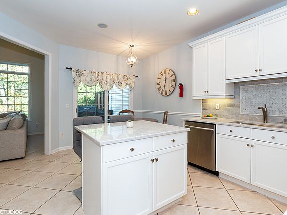 4th image of 16 Whalen Ct