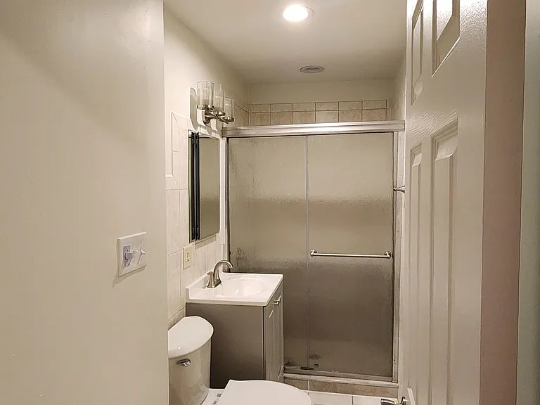 2525 W Lyndale St #1F — Photo 3