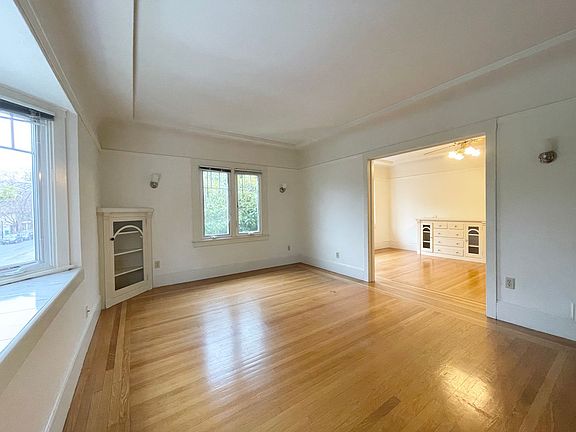 2nd image of 928 27th St APT 3