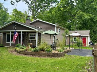 1707 Maxfield Rd, Hartland, MI 48353