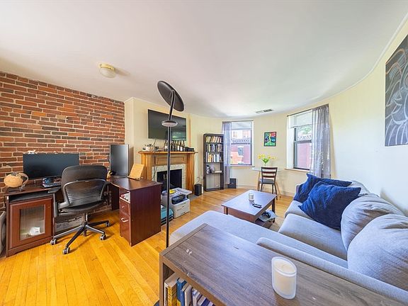 4th image of 102 Gainsborough St APT 402E