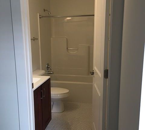 4th image of 219 E Bank St #102