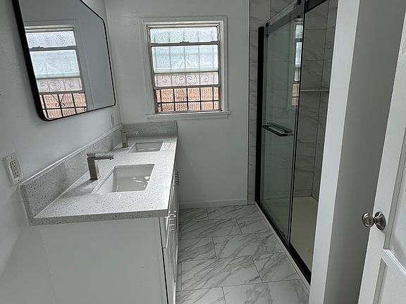 4th image of 204 W Wells St