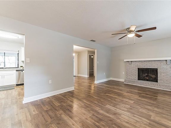 5th image of 627 Hemlock Ln