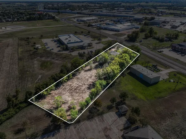 2701 S Market St, Brenham, TX 77833