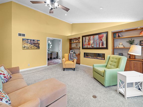 3rd image of 208 Wildwood Ct