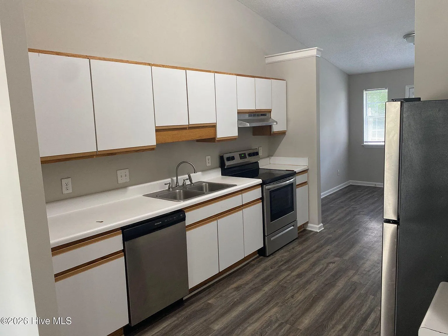3 bed, 2.0 bath, 1300 sqft, $1,500 — Photo 3