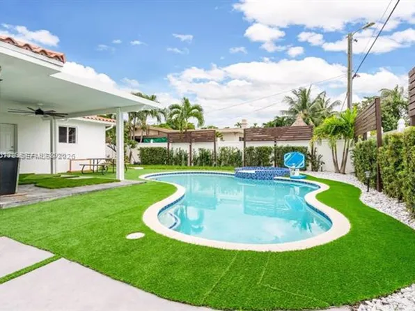 1040 N Royal Poinciana Blvd, Miami, FL