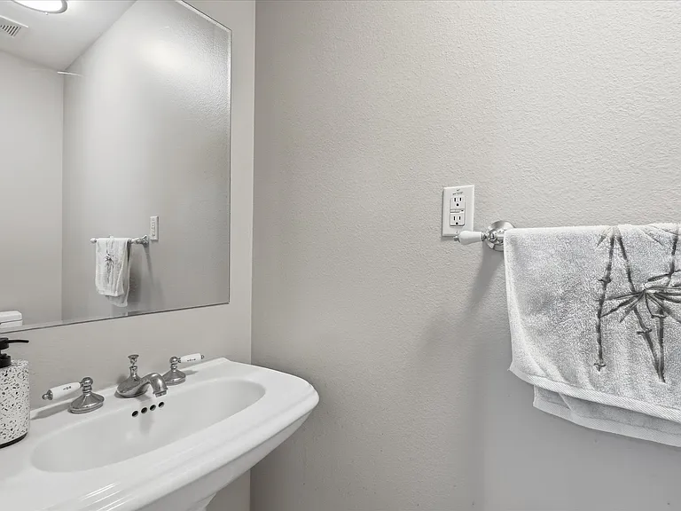 600 Raintree Cir — Photo 35