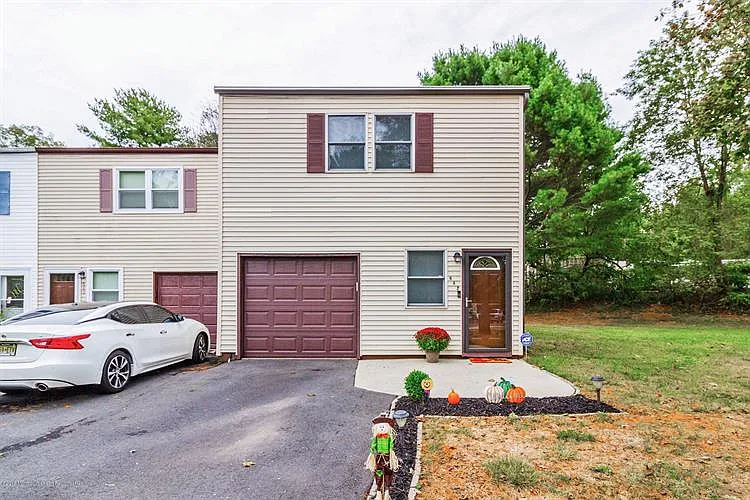 642 Randall Way photo 1
