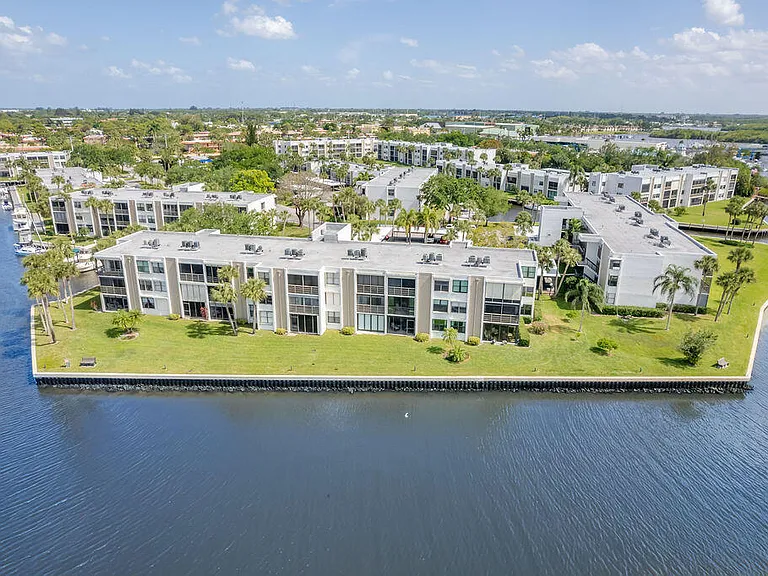 1950 SW Palm City Rd #14203 — Photo 32