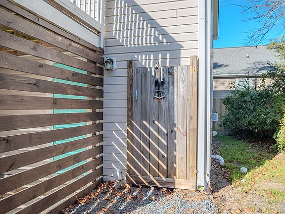4th image of 100 NE 43rd St #1
