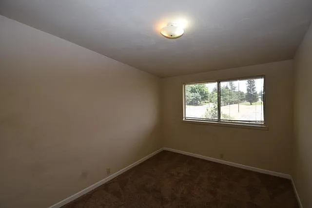 3 bed, 1000 sqft, $2,025 — Photo 3