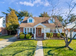 1704 Kroll Rd #1, East Meadow, NY 11554