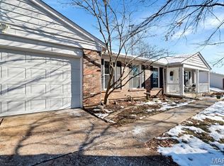 902 Rusticmanor Cir, Ballwin, MO 63011