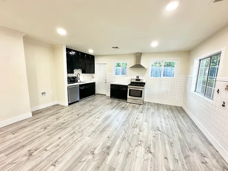 1103 N Maple St — Photo 14