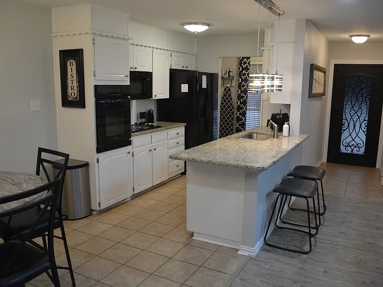 Full kitchen - fully stocked kitchen with appliances and cooking essentials.
