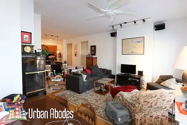 Building Photo - 1407 N Wicker Park Ave #2A