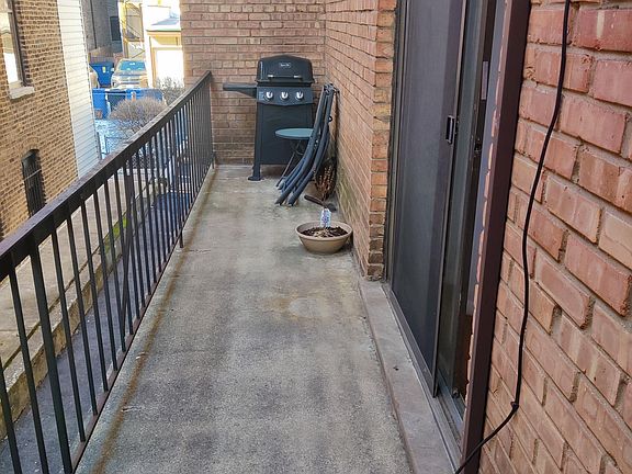 5th image of 832 W Oakdale Ave APT 1E