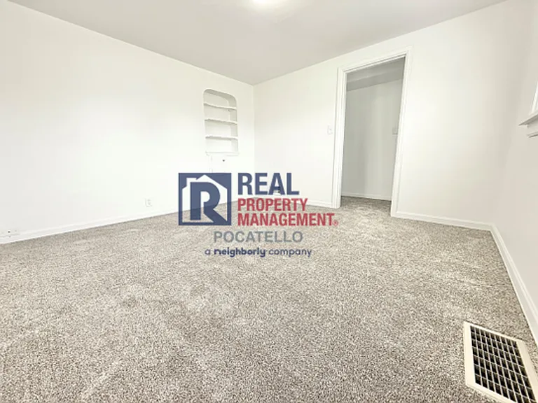 410 W Maple St — Photo 5
