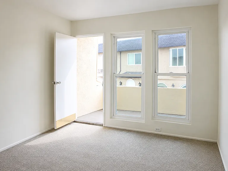 2724 Strandway — Photo 7